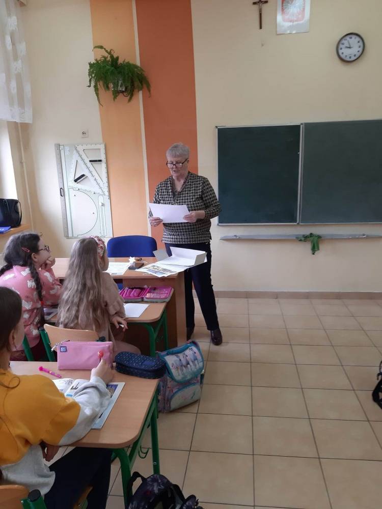 Bibliotekarz Filii w Sokolnikach prowadzi zajęcia z dziećmi w szkole podstawowej.