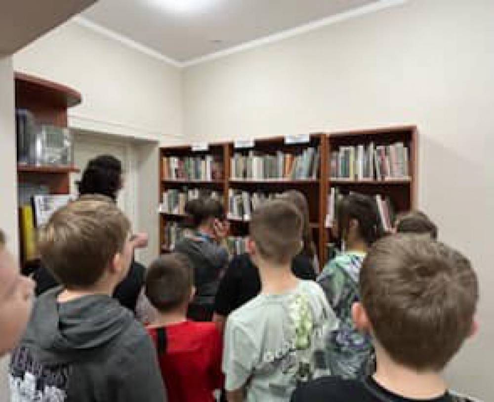 Dzieci wraz z bibliotekarzem zwiedzają bibliotekę, poznają księgozbiór i zasady wyszukiwania zbiorów.