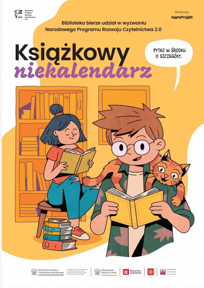 Plakat zachęcający do udziału w książkowym niekalendarzu. Na pomarańczowym tle chłopiec z kotem na ramionach czyta książkę w bibliotece. Obok stoi dziewczynka, która również czyta książkę.